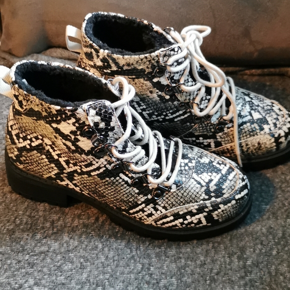 Snake print hiking boots - Picture 1 of 5